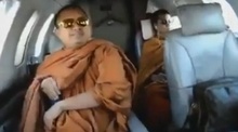 Monaci buddhisti sul jet privato