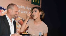 Belen torna al lavoro dopo il parto: sempre bellissima