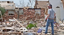 Tornado Oklahoma, si torna tra i resti delle abitazioni
Riaperta l'area più colpita. Residenti cercano effetti personali