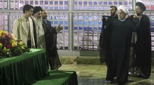 Iran, omaggio di Rohani all'ayatollah Khomeini 