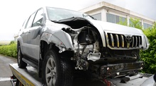 Suv travolge 4 ragazzi a fermata bus